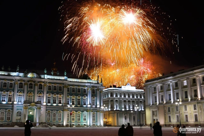 Над Петербургом отгремел салют ко Дню защитника Отечества. Рассказываем, кому и чему были посвящены залпы | Источник: Дарья Драй / FONTANKA.RU