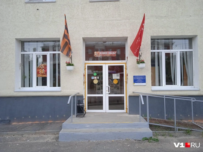 Без узнаваемой надписи вход в дом знаний кажется безликим | Источник: Денис Гусаков / V1.RU