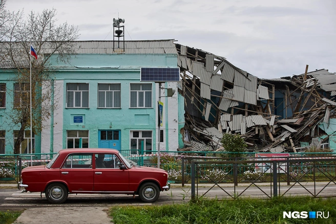 В обрушившейся части школы находились кабинет химии, столовая и административные кабинеты | Источник: Александр Ощепков / NGS.ru