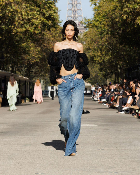 Стразы, дыры и карманы: выбираем самые модные джинсы весна-лето | theGirl