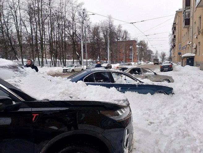 Машины завалило снегом и наледью в Нижнем Новгороде | Источник: Инцидент Нижний Новгород / Telegram