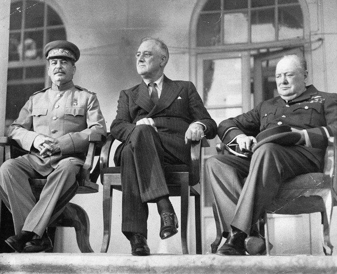 Иосиф Сталин, Франклин Рузвельт и Уинстон Черчилль на конференции в Тегеране, длившейся с 28 ноября по 1 декабря 1943 года | Источник: Wikipedia.org