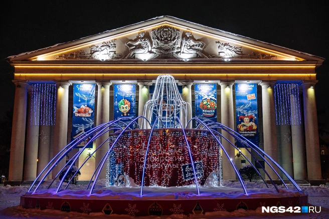 Застывший светящийся фонтан&nbsp;— отдельная любовь многих горожан | Источник: Максим Серков / NGS42.RU