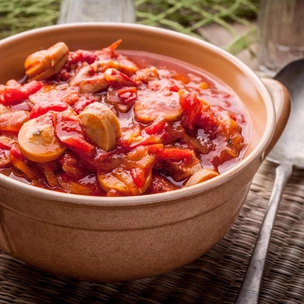 Сочное рагу с колбасками от Мэри Берри: быстрый ужин, который сметут со стола в момент