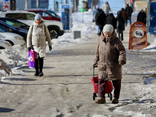 Для пожилых людей падение на льду может иметь серьезные последствия. | Источник: Наталья Лапцевич