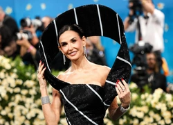 Не узнать: как новая стрижка сделала Деми Мур на 10 лет моложе (вам тоже такая нужна)