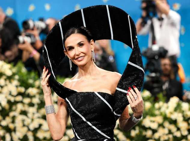 Не узнать: как новая стрижка сделала Деми Мур на 10 лет моложе (вам тоже такая нужна)