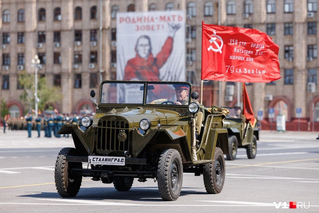 Алое знамя Победы развевается над площадью Павших Борцов | Источник: Алексей Волхонский / V1.RU