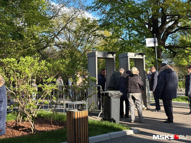 Пункт досмотра у одного из входов на ВДНХ | Источник: Иван Гусаров / MSK1.RU