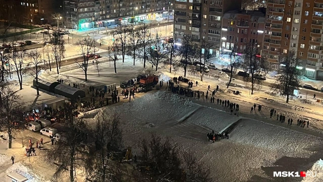 В Москве сотни мигрантов ежедневно собираются в одном месте, чтобы начать убирать мегаполис от снега | Источник: MSK1.RU