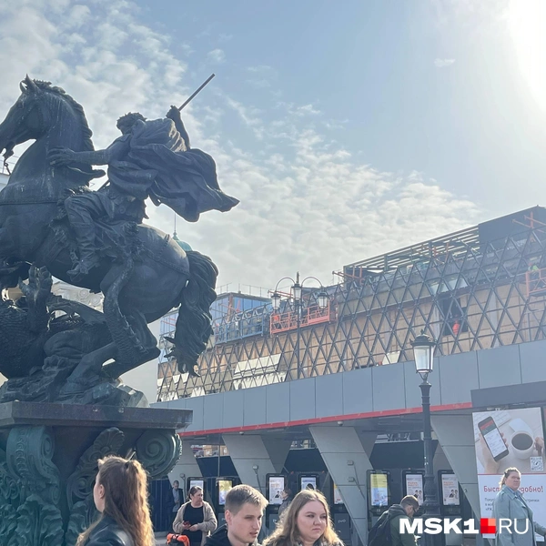 Как ориентир можно взять статую Святого Георгия Победоносца, она расположена на «пятачке» между Ленинградским и Ярославским вокзалом | Источник: Виктория Чулюкина / MSK1.RU