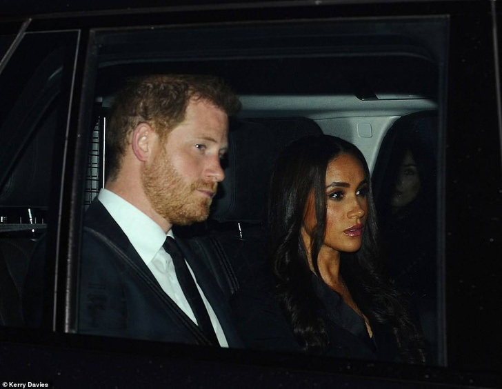 Семья в трауре: Меган Маркл и принц Гарри подъезжают к Букингемскому дворцу