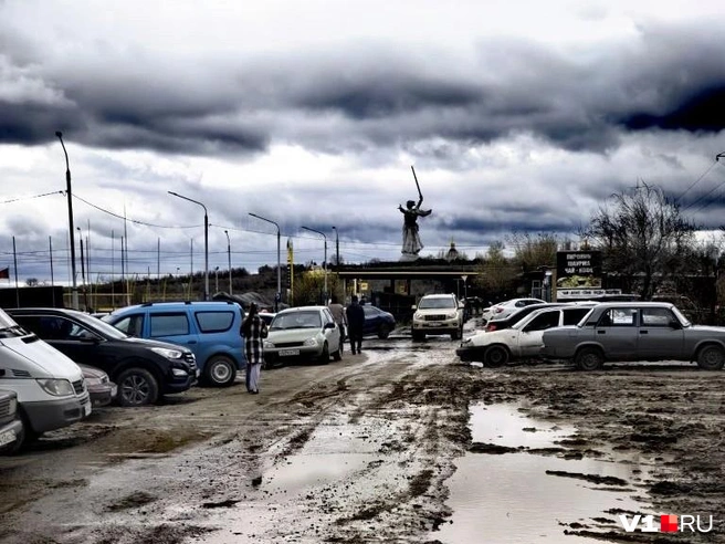 Так выглядит парковка возле склона Мамаева кургана после проливного дождя | Источник: читатели V1.RU