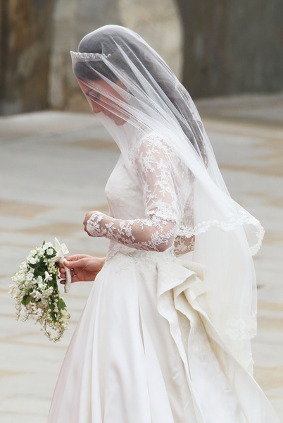 Фото №3 - Принцессы на день: Кардашьян, Хилтон и другие невесты в платьях а-ля Миддлтон