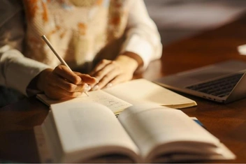 «Как я писала роман, и это стало моей психотерапией»: почему обращение к творчеству исцеляет