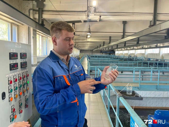Попробовали воду на Метелевском водозаборе. Она действительно пахнет хлоркой  | Источник: Радик Енчу / 72.RU