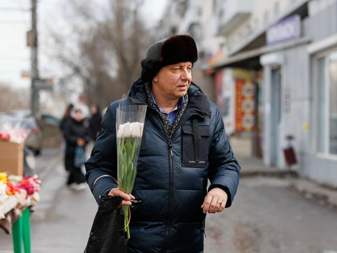 Пройти мимо этой красоты, не купив хотя бы скромный букет, невозможно. | Источник: Алексей Волхонский / V1.RU