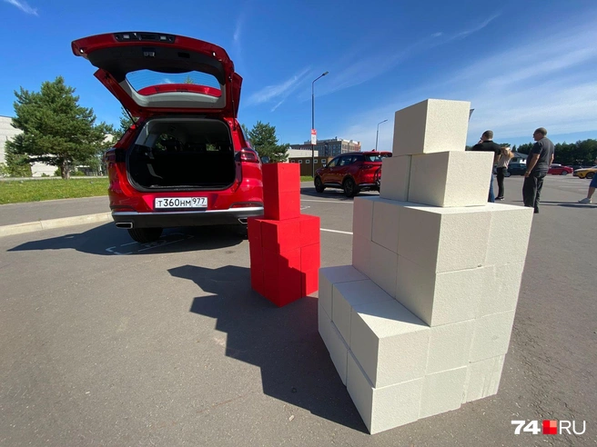 Белые кубики заполняли багажник Tenet T4, красные&nbsp;— это дополнительный объем Tenet T4L. Плюс чемодан и дорожная сумка | Источник: Артем Краснов