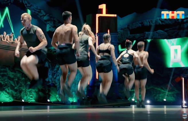 Падали даже чемпионы. В «Титанах» устроили русскую «Игру в кальмара», а после едва не подрались | Источник: Титаны / RuTube