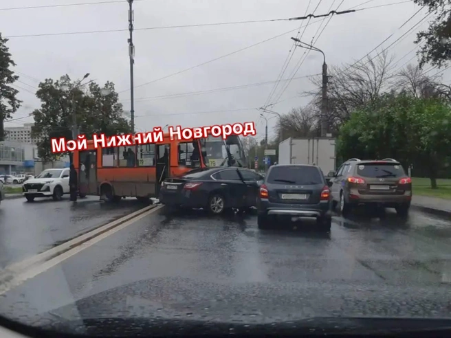 На Московском шоссе столкнулись два автомобиля и автобус | Источник: «Мой Нижний Новгород» / Телеграм