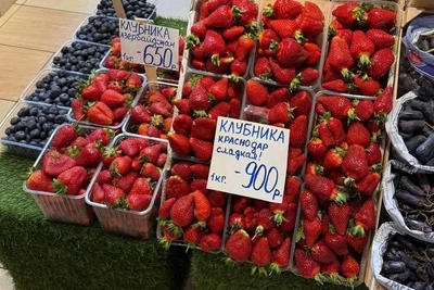 Москвичи удивились ценам на первую клубнику и черешню