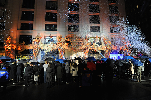 Церемония открытия витрин от База Лурмана | Источник: Getty Images
