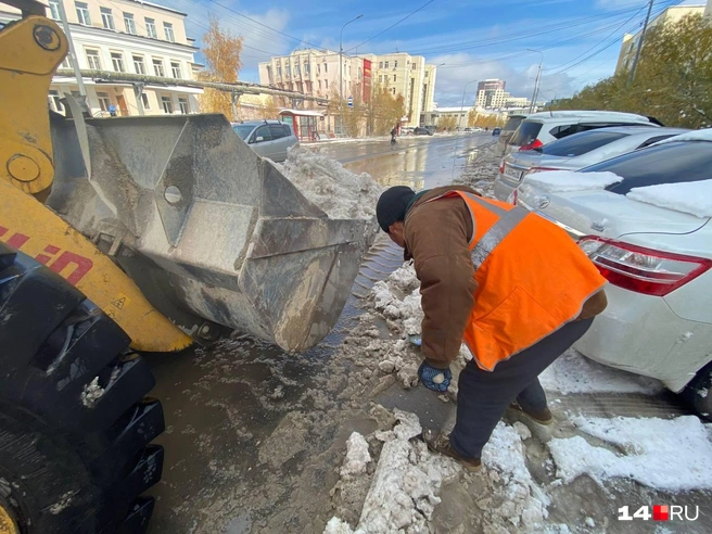 Из-за машин снег приходится выгребать лопатой | Источник: Надежда Ефимова / 14.RU