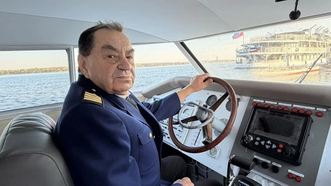 Капитан Владимир Мациевский посвятил скоростному флоту почти полвека и вновь вывел в рейс судно, которое когда-то принимал | Источник:  администрация Перми