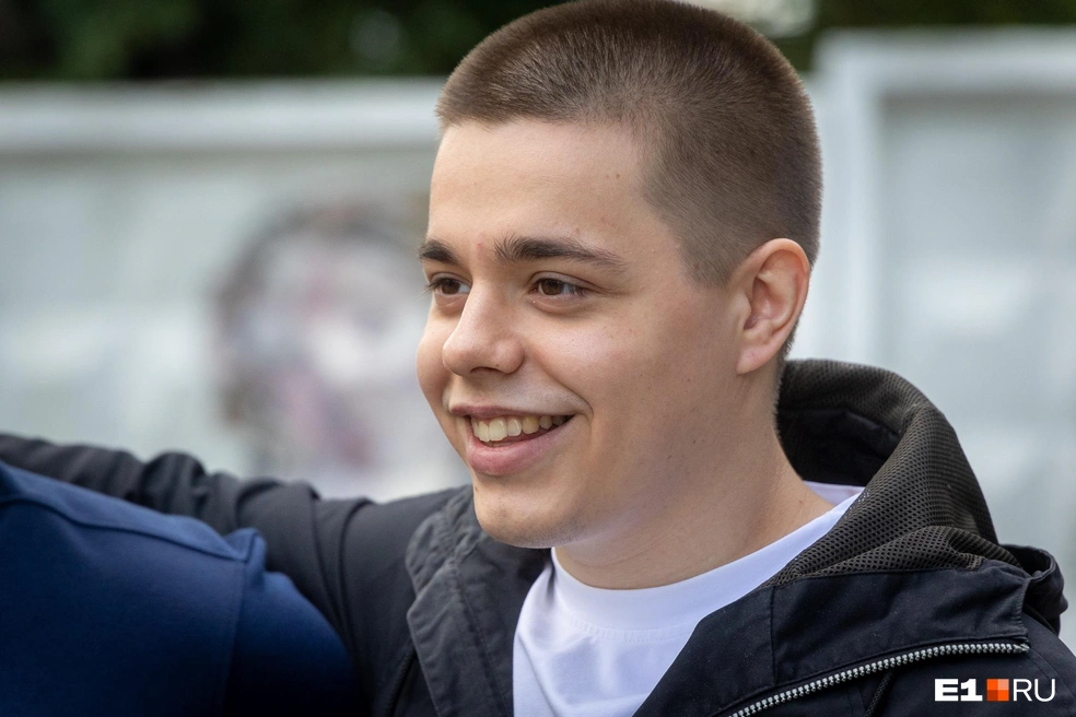 Дима в 22 года узнал, что у него есть биологические родственники, а через месяц уже познакомился с ними | Источник: Владислав Лоншаков / E1.RU