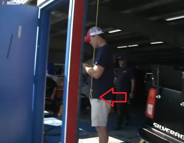 Темнокожий пилот NASCAR пожаловался, что ему в гараж подбросили виселицу. Это оказалась петля для закрытия ворот
