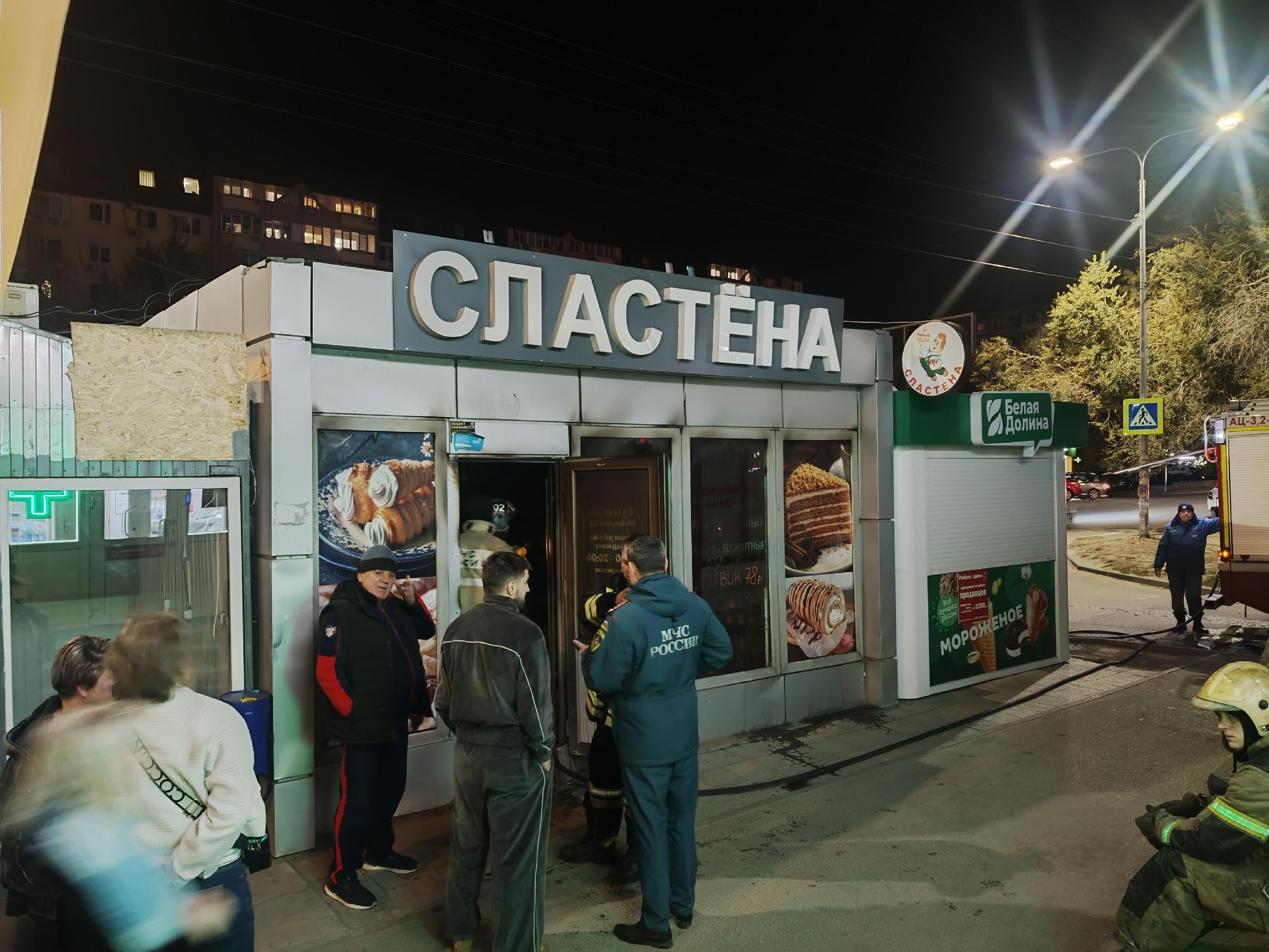 В Волгограде сгорел торговый павильон со сладостями к чаю