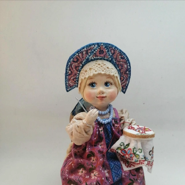 «Уроки рукоделия. Вышивальщица» | Источник: «ELKA_VATA» Авторская елочная игрушка / Vk.com