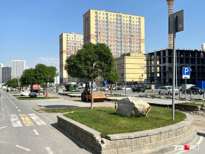 Каток утрамбовывает песок над закопанной теплотрассой | Источник: Анатолий Кузнецов / 72.RU