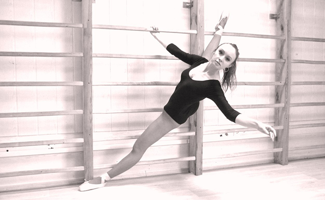 Раздетая балерина с хорошей растяжкой на тренировке (21 фото)