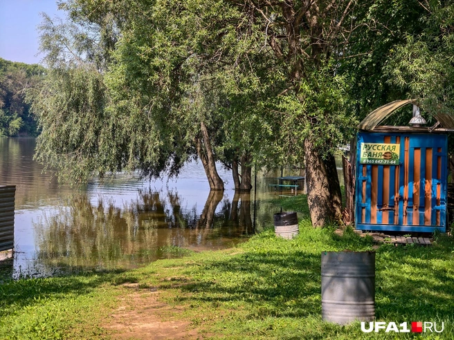 Вдали видна беседка, стоящая в воде | Источник: Булат Салихов / UFA1.RU