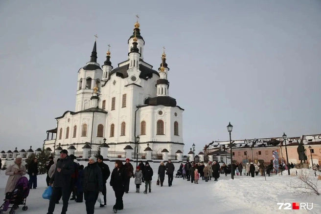 Некоторые пришли исключительно на ярмарку. Другие прицельно ждали сжигания чучела Масленицы  | Источник: Ирина Шарова / 72.RU 