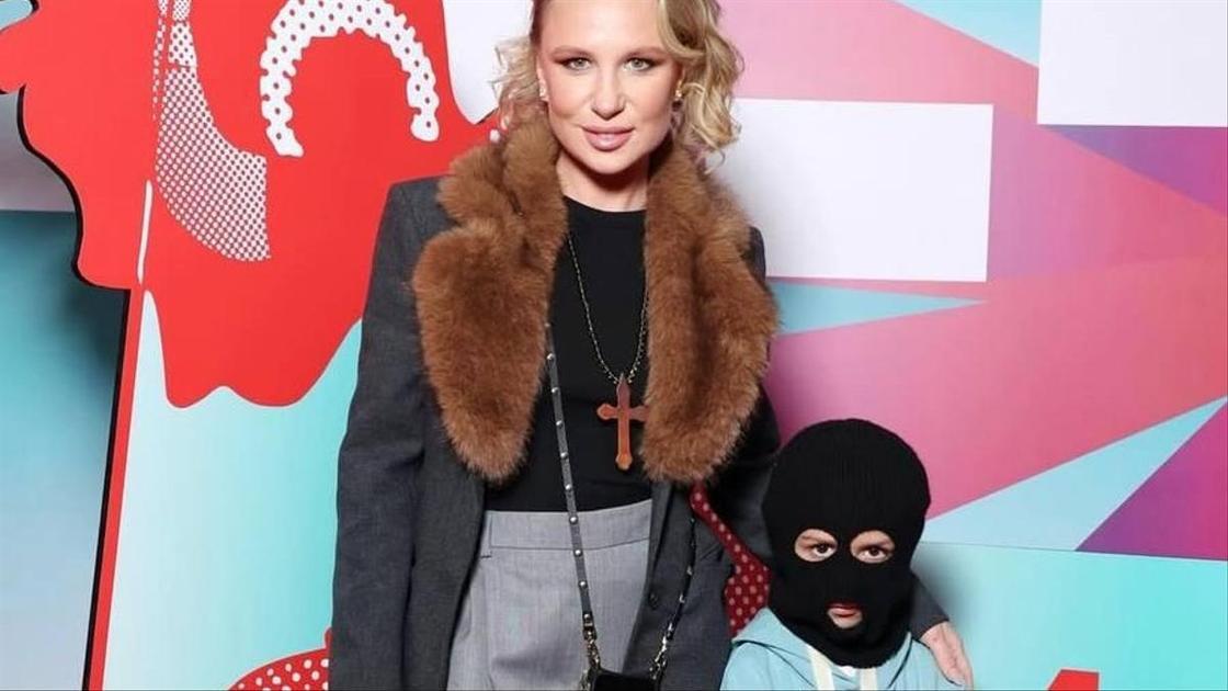 Почему младший сын Гай Германики появляется на светских премьерах в балаклаве?