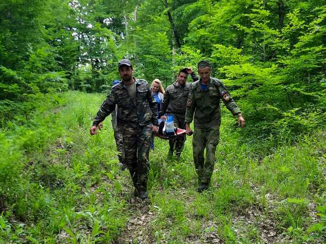 Врачи прошли 4 километра по горам, чтобы спасти женщину, сломавшую ногу