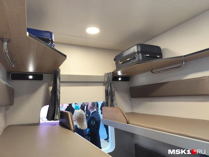В РЖД «обрезали» третью багажную полку в плацкарте: фото новых вагонов | Источник: Игорь Мещанев / MSK1.RU