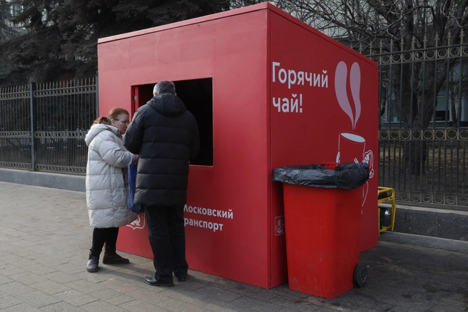 Также возле остановок поставили ларьки с горячим чаем | Источник: Дмитрий Толстошеев / MSK1.RU