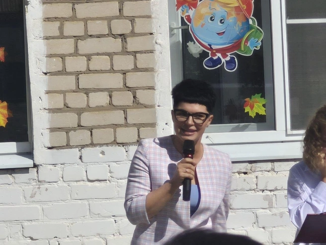 Директор школы обратилась к ученикам с поздравлением и наставлением | Источник: Ирина Яковлева / V1.RU