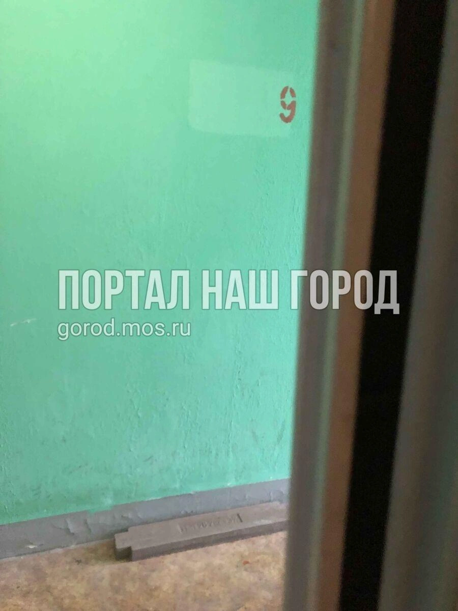 Деталь от лифта лежит в подъезде  | Источник: gorod.mos.ru