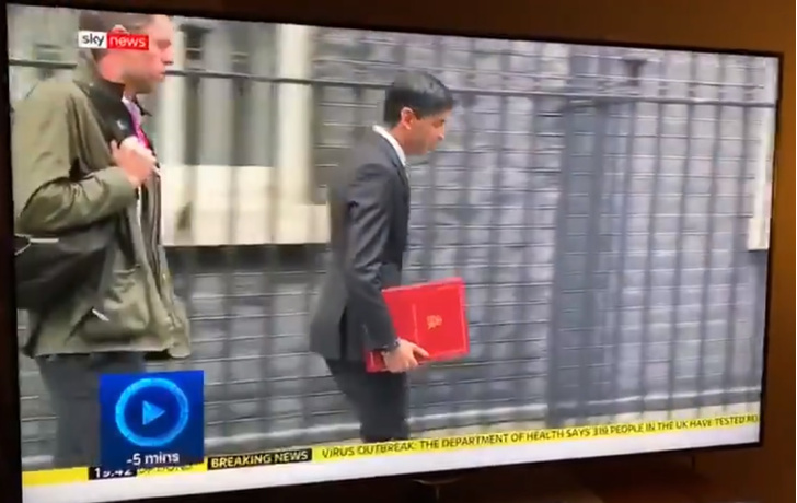 Британия гадает над мгновенной сменой цвета папки в эфире новостей (видео)