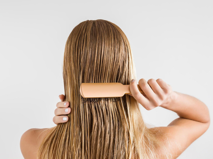 Выпадают и пачкаются: 4 признака, что расческа портит ваши волосы — срочно выкидывайте ее