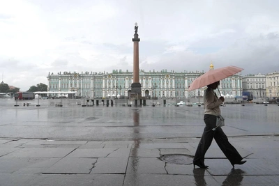 Ливень в Петербурге: туристы не ушли с улиц