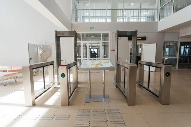 Войти в здание можно только по индивидуальному чип-ключу в виде браслета | Источник: Ксения Зимина