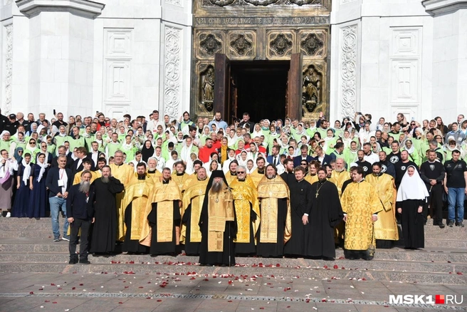 Памятное фото у храма | Источник: Дарья Шутова / MSK1.RU