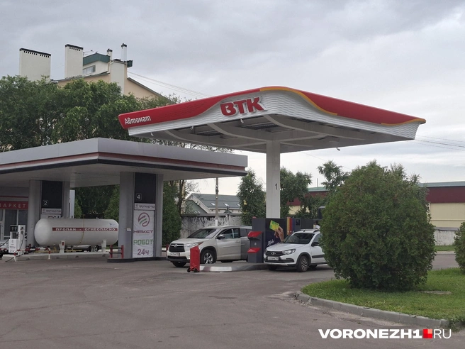 На этой АЗС вечером 16 июля не было очереди — потому что автомобили на фото залили последние капли бензина | Источник: читатель Voronezh1.ru