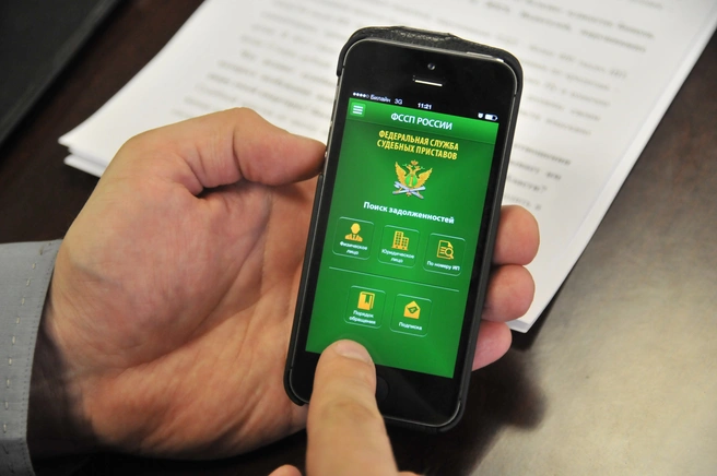 Если долги не возвращать вовремя, придётся заплатить ещё больше — иногда с помощью приставов | Источник: Артём Устюжанин / E1.RU