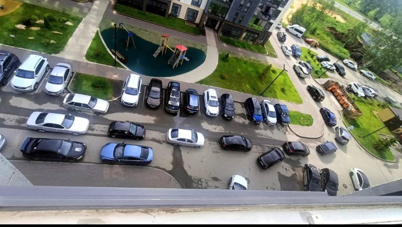 «Пробка по два часа каждый день»: почему автомобилисты не могут выехать из ЖК «Парковый Премиум»